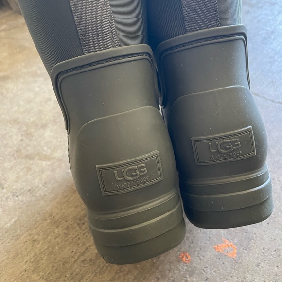 Ugg rain boot - Picture 2 of 5